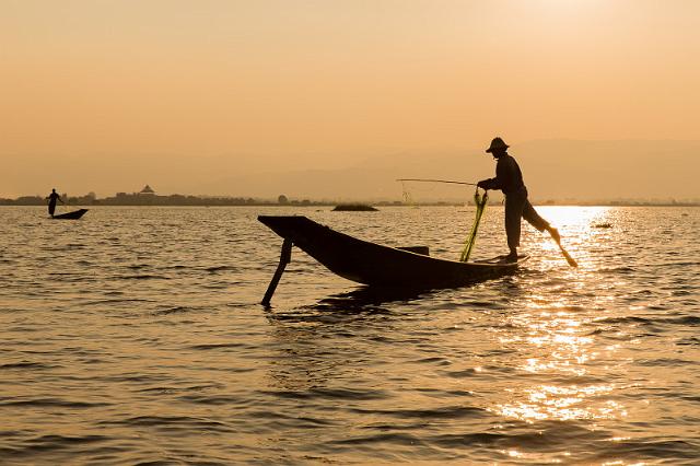 123 Inle Lake, 1 been roeier.jpg